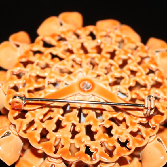 Beautiful Enamel and baby pearls adorn this brooch & clip back earrings - Picture 15 of 16